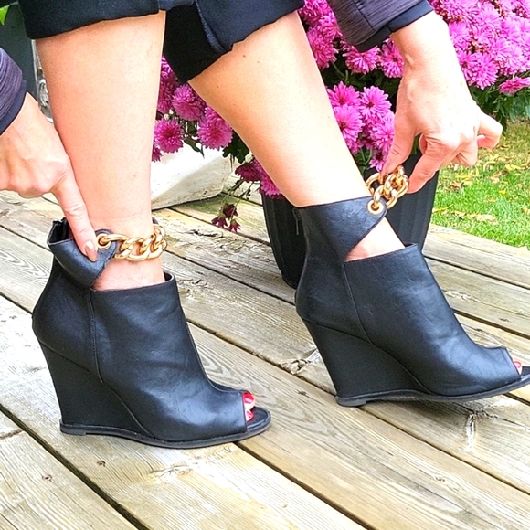Super Hot Ankle Boots! LIKE NEW! Zigi Soho Faux Leather, Gold Chains, Wedge, 8 - Picture 3 of 17